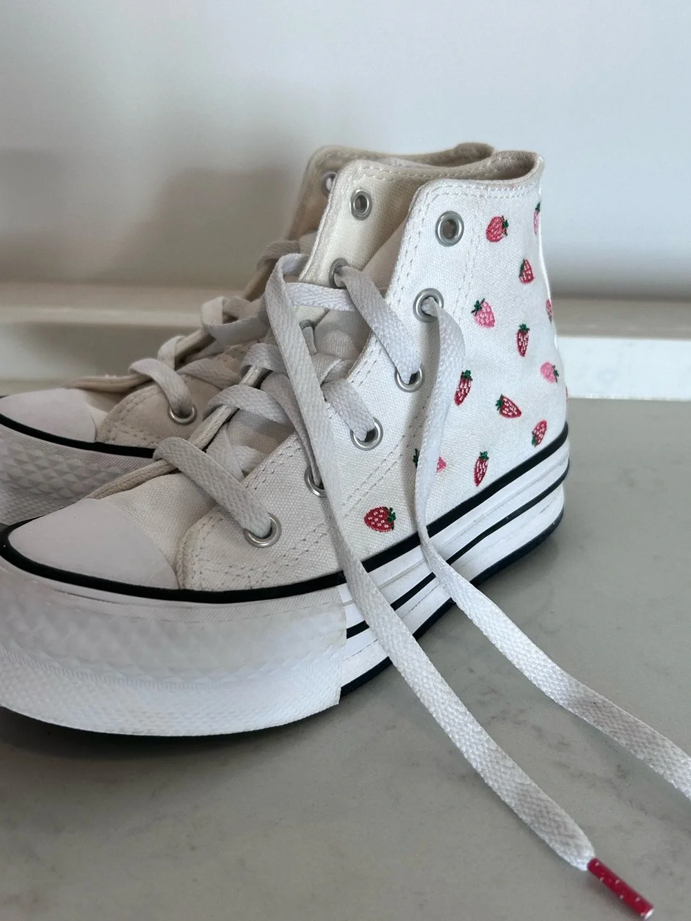 CONVERSE CHUCK TAYLOR LIFT STRAWBERRY HIGH-TOP SNEAKERS, Like New, Size 13Y